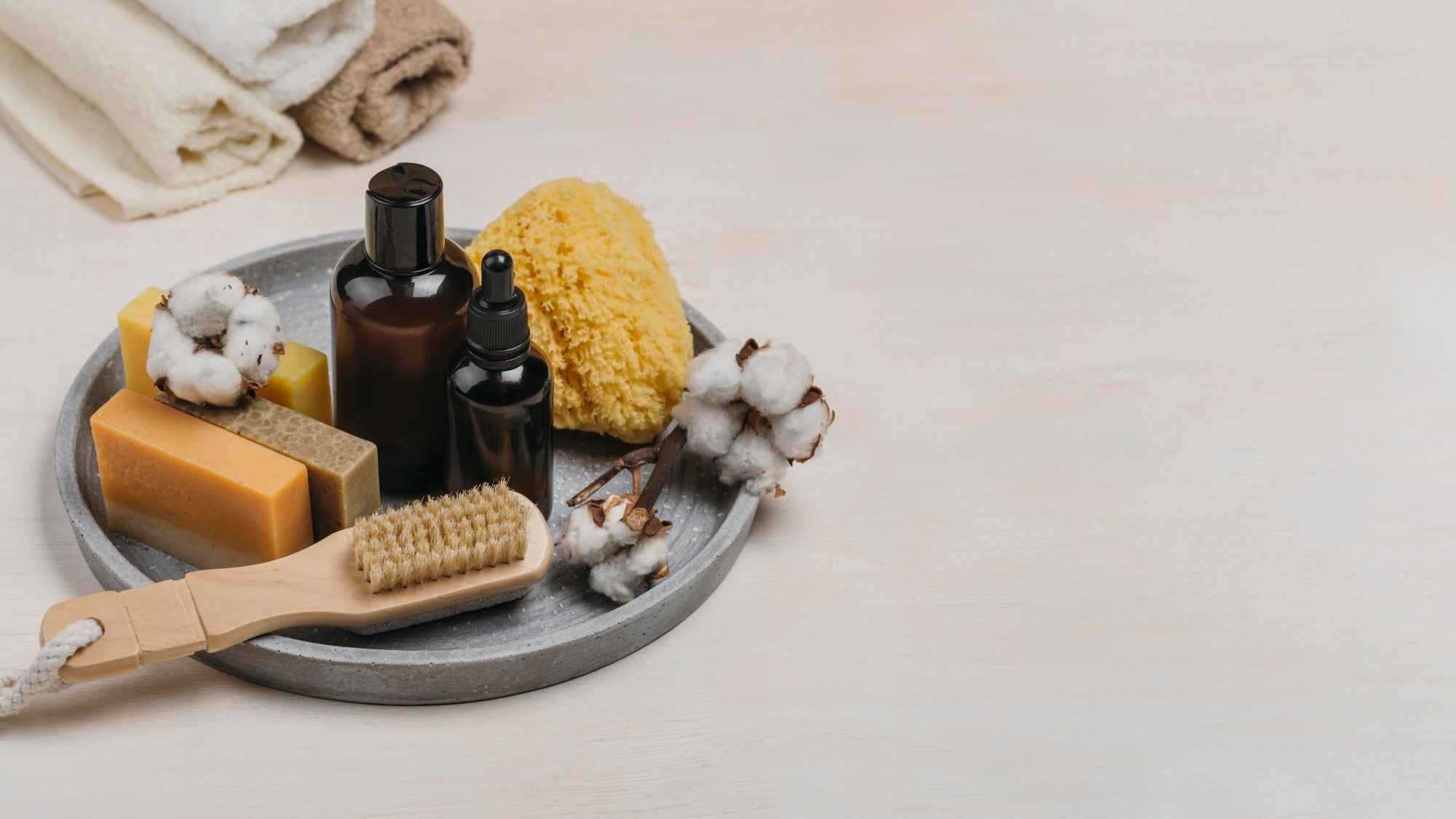 Productos de cuidado personal sobre una bandeja de piedra